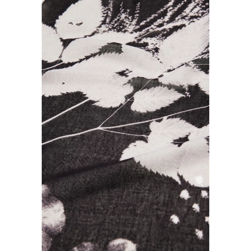 Desigual női divatsál, Floral BW Rectangle, fekete-fehér virágmintás